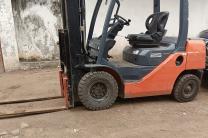 GS13-IMMO SARL; met à votre disposition, la vente de cette puissante machine, pour soulever vos différents marchandises. C/Gombe. Prix initial : 11.500$ à discuter. À vous. automobile_motos_velos_engins_et_pieces
